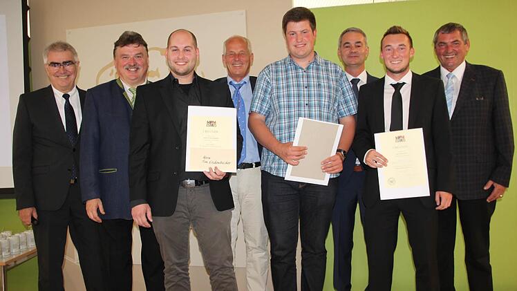 Den besten Bautechnikern (vorn v. l.) Tim Eschenbache, Alexander Schmitt und Fabian Sturm wünschten (v. l.) Schulleiter Joachim Meier, Landrat Klaus Peter Söllner, Kreis- und Stadtrat Michael Pfitzner, stellvertretender Schulleiter Werner Feulner und Fördervereinsvorsitzender Erhard Hildner alles Gute.
