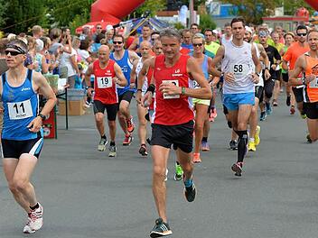 Beim Hauptlauf über 7,5 Kilometer wagten sich 80 Männer und Frauen auf die anspruchsvolle Strecke. Fotos: Picturedreams