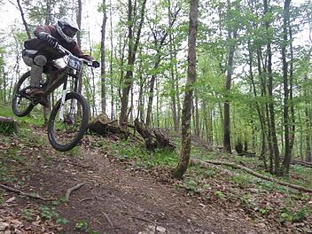 Beim Downhill geht es rasant und wagemutig einen Hang hinunter.Foto: Sandro Wolf