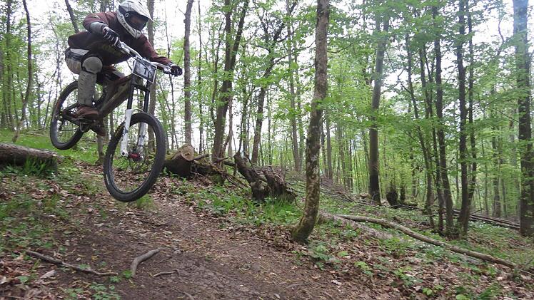 Beim Downhill geht es rasant und wagemutig einen Hang hinunter.Foto: Sandro Wolf