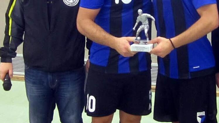 Harald Denk, Vorsitzender des TSV Gräfenberg, freut sich mit den besten Torschützen Adem Selmani und Thomas Roas (beide Jahn Forchheim).  Foto: TSV