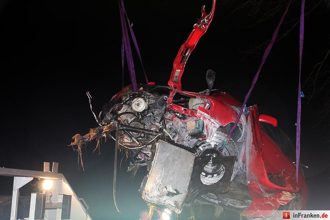 Schwerer Unfall bei Neuenmarkt - Fahrer überlebt schwerverletzt