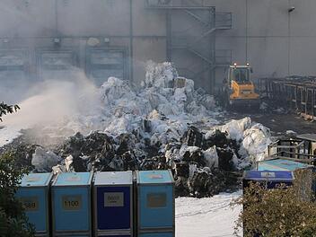 Am Sontagnachmittag (28. Mai) hat es im Industriegebiet von Alzenau (Landkreis Aschaffenburg) gebrannt. Die Kriminalpolizei hat nun die Ursache festegesellt: Plastikballen hätten sich selbständig entzündet. Foto: News 5/ Winter