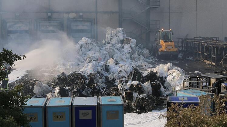 Am Sontagnachmittag (28. Mai) hat es im Industriegebiet von Alzenau (Landkreis Aschaffenburg) gebrannt. Die Kriminalpolizei hat nun die Ursache festegesellt: Plastikballen hätten sich selbständig entzündet. Foto: News 5/ Winter