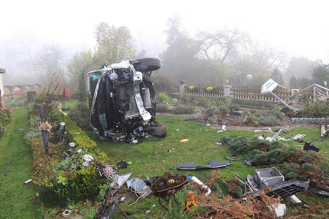 Landkreis Forchheim: Transporter landet in Garten