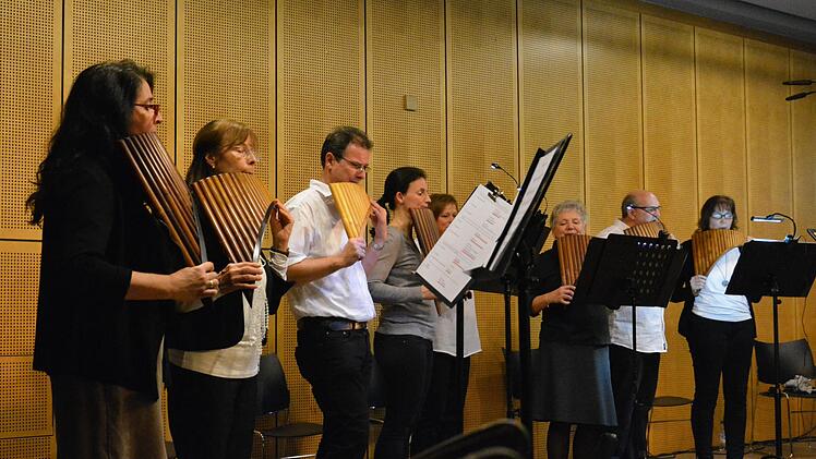 Die "CumPane" entlockten ihrem Instrument schöne, meditative Klänge, die sehr vertraut wirkten. Foto: Björn Hein