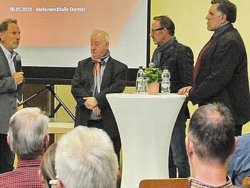 Drei Bürgermeister sprachen sich für die Hauptamtlichkeit ihrer Tätigkeit aus beim Dialogforum in Dormitz. Moderator Michael Lein (l.) fragte (v. l.) Rudi Braun aus Weißenohe, Holger Bezold aus Dormitz und Oswald Siebenhaar aus Langensendelbach nach ihren Erfahrungen. Foto: Karl Heinz Wirth