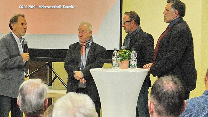 Drei Bürgermeister sprachen sich für die Hauptamtlichkeit ihrer Tätigkeit aus beim Dialogforum in Dormitz. Moderator Michael Lein (l.) fragte (v. l.) Rudi Braun aus Weißenohe, Holger Bezold aus Dormitz und Oswald Siebenhaar aus Langensendelbach nach ihren Erfahrungen. Foto: Karl Heinz Wirth
