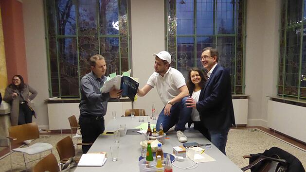 Mit kreativem Hochdruck und ein bisschen eiliger Nervosität zum "Fidelio" (von links): Johannes Klumpp, Till Kleine-Möller, Zuzana Pesselová und Tilman Schlömp.  Foto: Thomas Ahnert