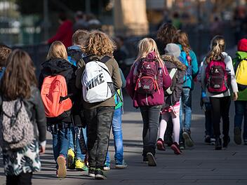 In Nürnberg und Umgebung gilt bis auf Weiteres: Alle Kinder ohne Symptome müssen in die Schule. Währenddessen breitet sich das Coronavirus weiter aus. Symbolbild: Monika Skolimowska/dpa-Zentralbild/dpa
