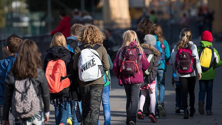 In Nürnberg und Umgebung gilt bis auf Weiteres: Alle Kinder ohne Symptome müssen in die Schule. Währenddessen breitet sich das Coronavirus weiter aus. Symbolbild: Monika Skolimowska/dpa-Zentralbild/dpa