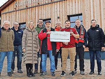 Herbert Glock und Stefan Ellner vom FCN-Fanclub Uetzing-Lautergrund zusammen mit Vertretern des Kulturscheune-Vereins bei der symbolischen Scheckübergabe.