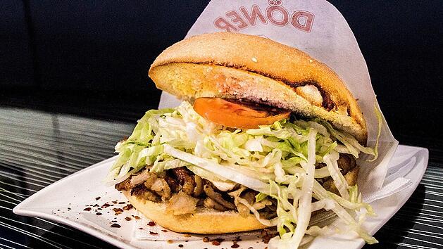 Würzig und unheimlich lecker – der Döner zählt zu den beliebtesten Schnellgerichten. Seine positiven Eigenschaften machen ihn zu einem guten Mittagessen.