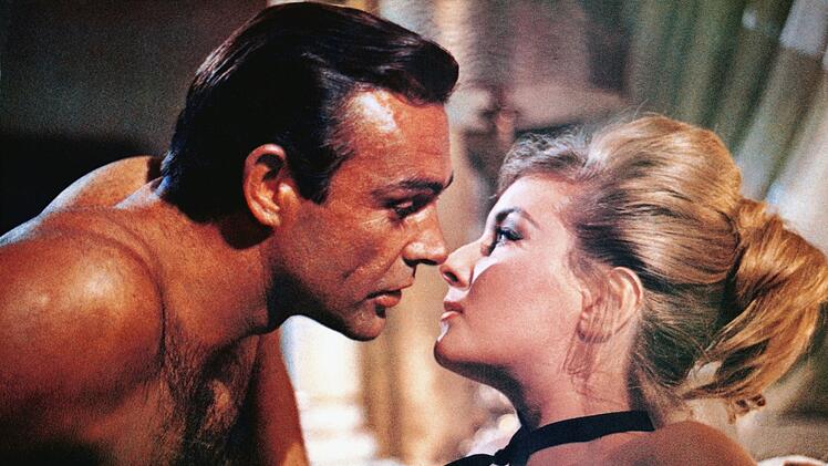 James (Sean Connery) kann es einfach nicht lassen: Mit der sch&ouml;nen Russin Tatjana (Daniela Bianchi) hat der smarte Agent eine Liebesaff&auml;re.