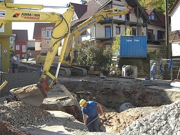 Baufirma und Stadt hoffen, dass in der Roßstadter Hauptstraße bis zur Dorfmitte noch im Dezember die grobe Asphaltschicht aufgebracht werden kann. Es ist noch nicht lange her, da sah es so aus...  Foto: sw
