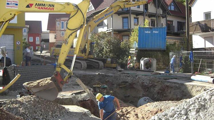 Baufirma und Stadt hoffen, dass in der Roßstadter Hauptstraße bis zur Dorfmitte noch im Dezember die grobe Asphaltschicht aufgebracht werden kann. Es ist noch nicht lange her, da sah es so aus...  Foto: sw