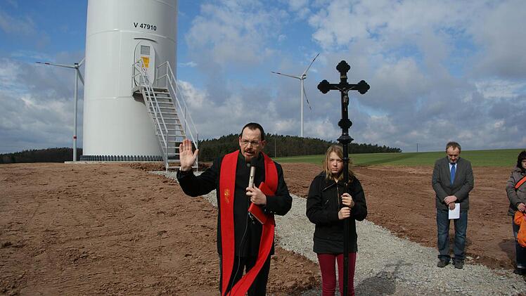 Mühlhausens Pfarrer Torsten Bader segnet die vier Windräder. Foto: p