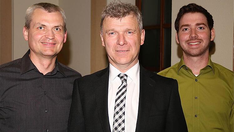 An der Seite von Bürgermeister Alfred Gündling (Mitte) stehen zweiter Bürgermeister Martin Thürmer (links) und Andreas Günder.