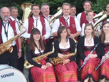 Der Musikverein Größau-Posseck (hier ein Teil der Aktiven) ist noch relativ jung und hat sich durch hervorragende Blasmusik und ein abwechslungsreiches Repertoire mit Gesang in die Herzen vieler Fans gespielt. Am Sonntag, 12. Juli, werden die Musikerinnen und Musiker mit Sängerinnen und Sängern auf der Seebühne im Landesgartenschau-Park Kronach zu sehen und zu hören sein. Foto: K.- H. Hofmann