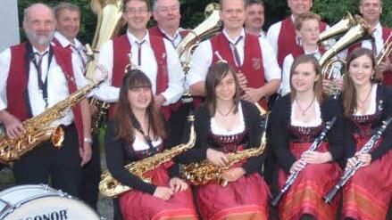Der Musikverein Größau-Posseck (hier ein Teil der Aktiven) ist noch relativ jung und hat sich durch hervorragende Blasmusik und ein abwechslungsreiches Repertoire mit Gesang in die Herzen vieler Fans gespielt. Am Sonntag, 12. Juli, werden die Musikerinnen und Musiker mit Sängerinnen und Sängern auf der Seebühne im Landesgartenschau-Park Kronach zu sehen und zu hören sein. Foto: K.- H. Hofmann