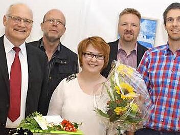Eingerahmt von den Gratulanten: Nicole Arnold aus Hohnhausen Foto: gscht