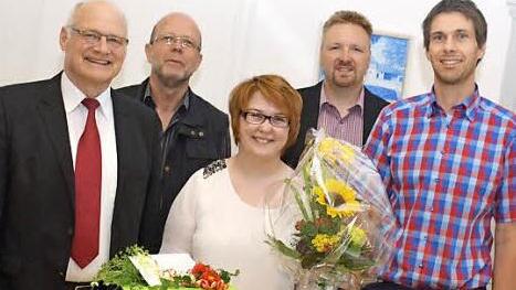 Eingerahmt von den Gratulanten: Nicole Arnold aus Hohnhausen Foto: gscht