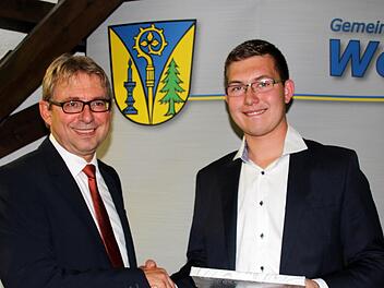 Er zählte 2014 zu den 236 besten IHK-Auszubildenden im Bundesgebiet: Die Leistung von Holzmechaniker Georg Schuster (rechts) wurde von Bürgermeister Bauersachs besonders gewürdigt. Foto: Bettina Knauth