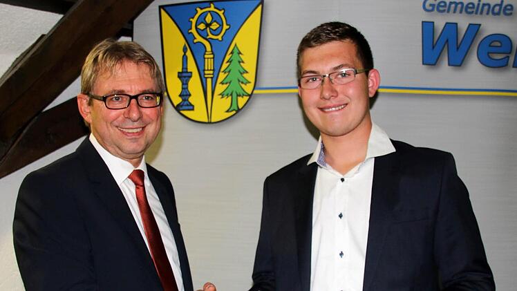 Er zählte 2014 zu den 236 besten IHK-Auszubildenden im Bundesgebiet: Die Leistung von Holzmechaniker Georg Schuster (rechts) wurde von Bürgermeister Bauersachs besonders gewürdigt. Foto: Bettina Knauth