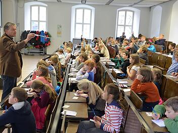Thomas Eißing war begeistert, wie viel die Kinder-Uni-Besucher schon über Bäume und ihre Jahresringe wissen. Foto: Ronald Rinklef
