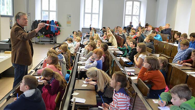 Thomas Eißing war begeistert, wie viel die Kinder-Uni-Besucher schon über Bäume und ihre Jahresringe wissen. Foto: Ronald Rinklef