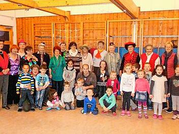 Tanzende Großmütter im Kindergarten