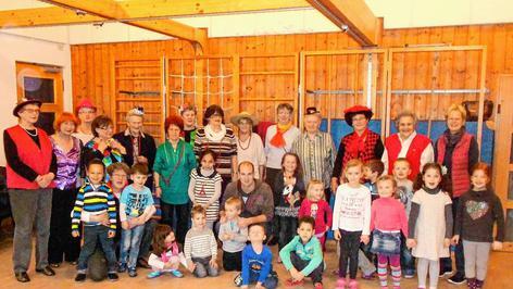 Tanzende Großmütter im Kindergarten