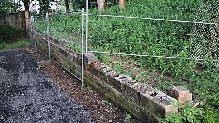 Die einsturzgefährdete Mauer beim Schloss Untermerzbach wird neu errichtet.  Foto: Helmut Will