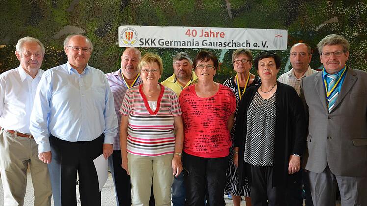 Für langjährige Treue wurden geehrt (v. l.): Johann Liegl, Karlheinz Schmitt,Josef Scherpf, Marianne Stockmann, Georg Gößmann, Margarete Fischer, Edeltraud Scherpf, Maria Weidner und Herbert Stockmann. Es gratulierte Vereinsvorsitzender Harald Reuter. Foto: Jana Keul