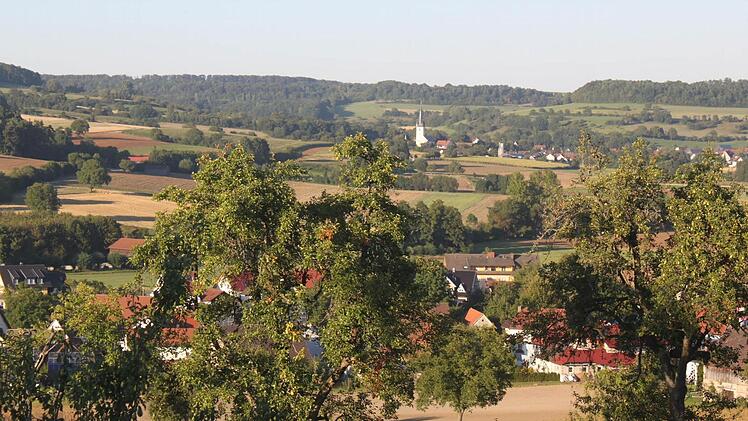 Kulturlandschaft mit Streuobstwiesen: Im Vordergrund liegt Stublang, hinten ist der Kirchturm von Uetzing zu erkennen. Foto: Matthias Einwag