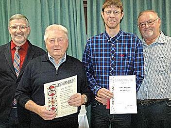 Landrat Michael Busch (links) und der Vorsitzende des OGV Neu- und Neershof, Werner Wollandt (rechts), zeichneten die Mitglieder Gerold Hein und Egbert Hofmann (von links) aus. Hein wurde zum Ehrenmitglied ernannt, Hofman für 25 Jahre Treue geehrt. Foto: Edwin Meißinger