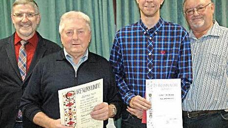 Landrat Michael Busch (links) und der Vorsitzende des OGV Neu- und Neershof, Werner Wollandt (rechts), zeichneten die Mitglieder Gerold Hein und Egbert Hofmann (von links) aus. Hein wurde zum Ehrenmitglied ernannt, Hofman für 25 Jahre Treue geehrt. Foto: Edwin Meißinger