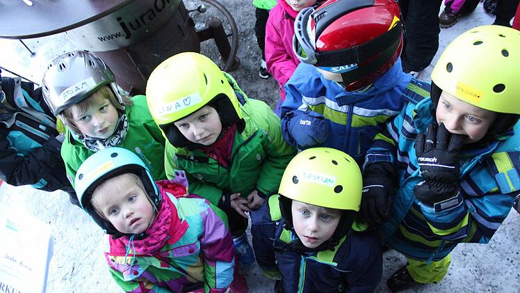 Am Ende gab es sogar Urkunden - und gespannte Kinder. Foto: Markus Häggberg