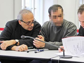 Der angeklagte iranische Flüchtling (Mi.) im Gespräch mit seinem Verteidiger Christian Barthelmes (r.) und dem Dolmetscher  Foto: Peter Groscurth