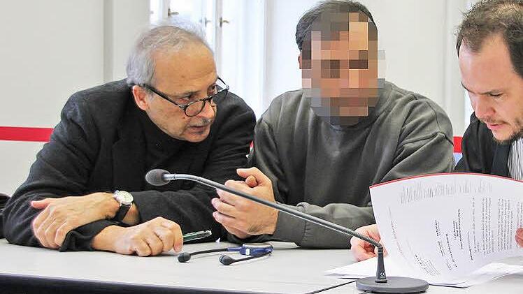 Der angeklagte iranische Flüchtling (Mi.) im Gespräch mit seinem Verteidiger Christian Barthelmes (r.) und dem Dolmetscher  Foto: Peter Groscurth