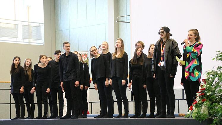 Die Stars der Jubiläumsveranstaltung waren musisch und  sportlich begabte Schüler - hier die Theatergruppe Eigen-Sinn des MGF-Gymnasiums. Foto: Stephan Tiroch