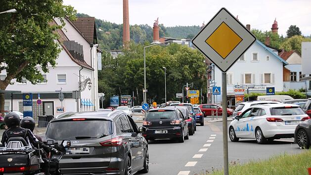 Stau an der Schauer-Kreuzung. W&uuml;rde sich die Verkehrslage entspannen, wenn die Ampelschaltung an der Schauerkreuzung ver&auml;ndert wird? Eine Frage, die sich viele stellen. Foto: Alexander Hartmann