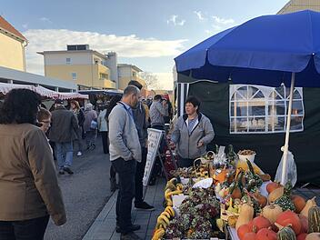 Foto vom jüngsten Herbstmarkt in Hallstadt, der wegen der Bauarbeiten am  Marktplatz  auf das Areal an der Marktscheune  verlegt wurde. Foto: Stadt Hallstadt