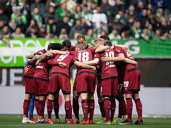 Es geht nur gemeinsam - und mit Sch&uuml;tzenhilfe aus Wolfsburg: Das Schicksal des 1. FC N&uuml;rnberg k&ouml;nnte sich bereits am Samstag entscheiden. Foto: Swen Pf&ouml;rtner/dpa