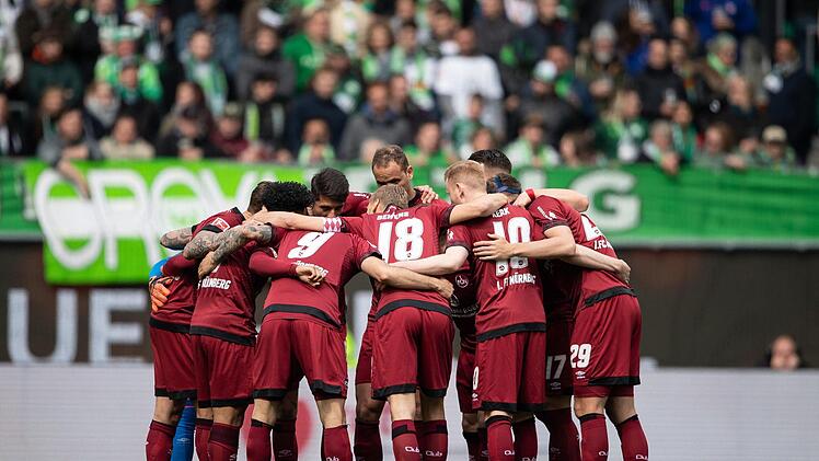 Es geht nur gemeinsam - und mit Sch&uuml;tzenhilfe aus Wolfsburg: Das Schicksal des 1. FC N&uuml;rnberg k&ouml;nnte sich bereits am Samstag entscheiden. Foto: Swen Pf&ouml;rtner/dpa