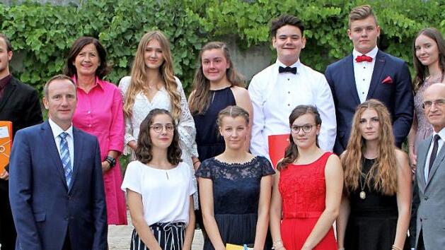 Die besten Schüler aus den Klassen und die Schüler mit den besten Leistungen in den einzelnen Fächern erhielten Präsente und Geldpreise von Sponsoren. Vordere Reihe (von links): Bürgermeister Michael Ziegler mit den Klassenbesten Lena Langhans, Linnea Krug, Lea Fuchs, Paula Thomann und Landrat Wilhelm Schneider. Hintere Reihe (von links): Luca Marschall, Direktorin Manuela Küfner, Leonie Strätz, Emely Büttner, Noah Hildenbrand, Dominik Bräutigam und Marie Reichmann  Fotos: Günther Geiling