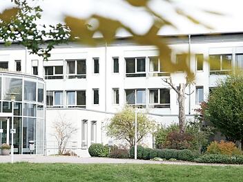 Das MedZentrum vor der Franz-von-Prümmer-Klinik wird größer als noch vor einem Jahr angekündigt. Daran regt sich Kritik. Foto: Steffen Standke