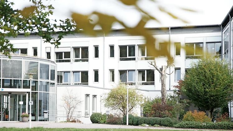 Das MedZentrum vor der Franz-von-Prümmer-Klinik wird größer als noch vor einem Jahr angekündigt. Daran regt sich Kritik. Foto: Steffen Standke