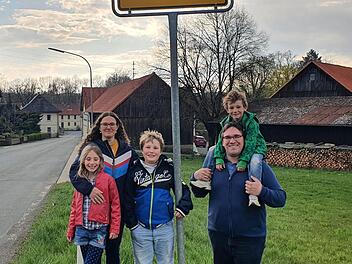 Amalie, Mirjam, Josias, Matthias und Benjamin Rupprecht (von links) fühlen sich pudelwohl in Zettlitz. Der frühere Urlaubsort der gebürtigen Berlinerin Mirjam ist inzwischen zur Heimat für die ganze Familie geworden.