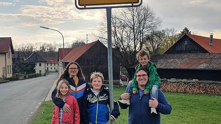 Amalie, Mirjam, Josias, Matthias und Benjamin Rupprecht (von links) fühlen sich pudelwohl in Zettlitz. Der frühere Urlaubsort der gebürtigen Berlinerin Mirjam ist inzwischen zur Heimat für die ganze Familie geworden.